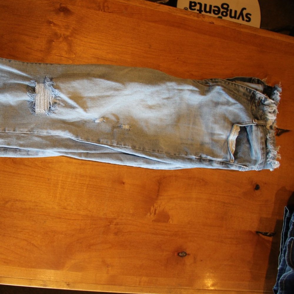 Risen Distressed Crop Jeans